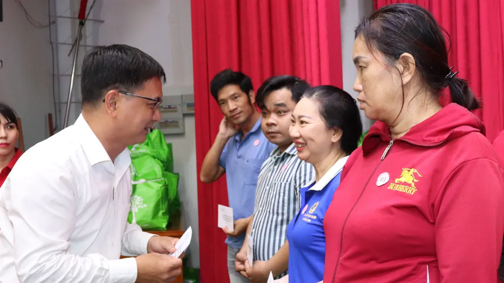 Trưởng Ban Dân vận Thành ủy TPHCM Nguyễn Mạnh Cường thăm hỏi, tặng quà tri ân người tham gia hiến máu tình nguyện nhiều lần, có hoàn cảnh khó khăn