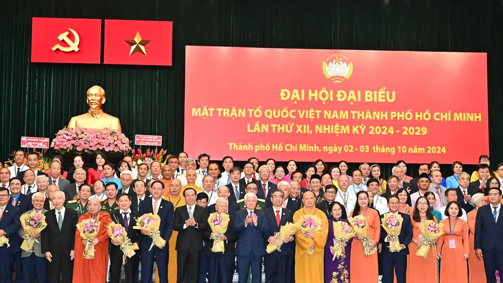 Các đồng chí lãnh đạo, nguyên lãnh đạo Trung ương và TPHCM tặng hoa chúc mừng các ủy viên Ủy ban MTTQ Việt Nam TPHCM khóa XII. Ảnh: VIỆT DŨNG