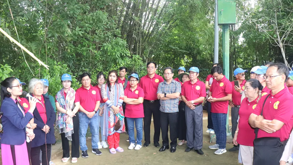 Các tấm gương được tuyên dương "Những tấm gương thầm lặng mà cao cả" được đến thăm quê ngoại Bác Hồ tại Làng Hoàng Trù (huyện Nam Đàn, tỉnh Nghệ An). Ảnh: THÁI PHƯƠNG