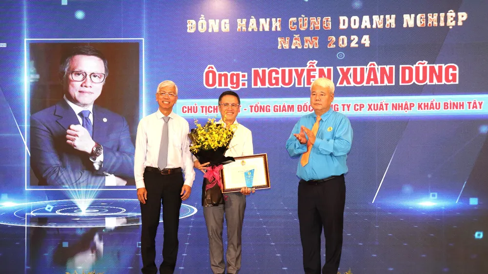 Phó Chủ tịch UBND TPHCM Võ Văn Hoan và Chủ tịch LĐLĐ TPHCM Võ Khắc Thái chúc mừng chủ doanh nghiệp tiêu biểu được tuyên dương
