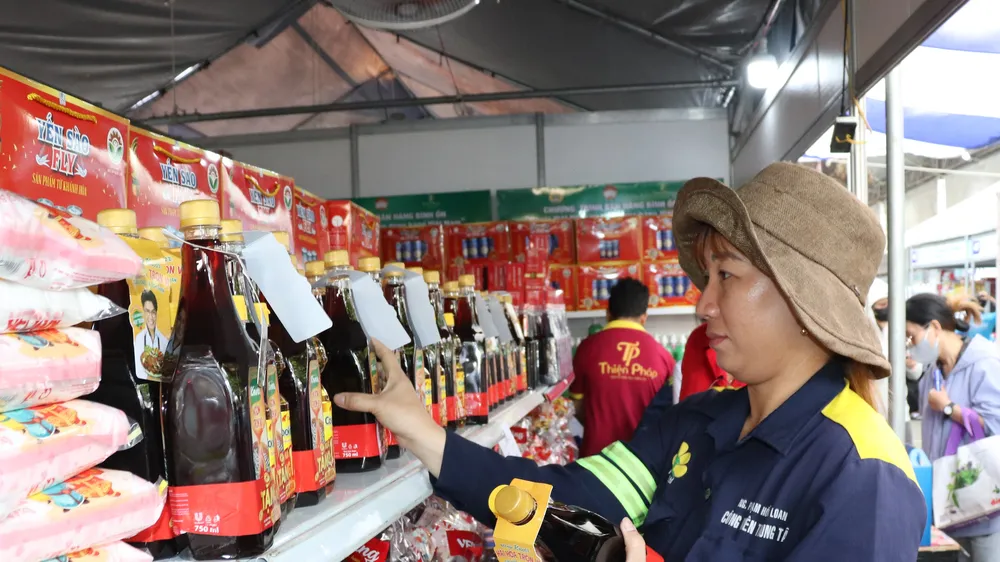 Công nhân chọn mua hàng tại Ngày hội “Hàng Việt Nam – Vui tết cùng người lao động” năm 2025