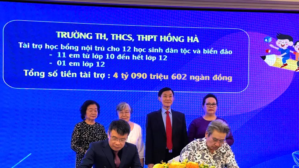 Đại diện các doanh nghiệp, mạnh thường quân ký kết tài trợ cho quỹ và CLB trong năm mới