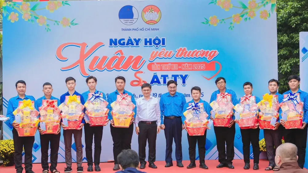 Trưởng Ban Dân vận Thành ủy TPHCM Nguyễn Mạnh Cường trao quà đến đoàn viên, thanh niên có hoàn cảnh khó khăn