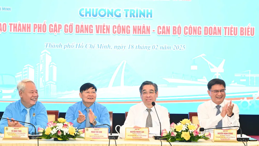 Lãnh đạo Tổng LĐLĐ Việt Nam và lãnh đạo TPHCM tại chương trình lãnh đạo thành phố gặp gỡ đảng viên công nhân – cán bộ Công đoàn tiêu biểu. Ảnh: VIỆT DŨNG
