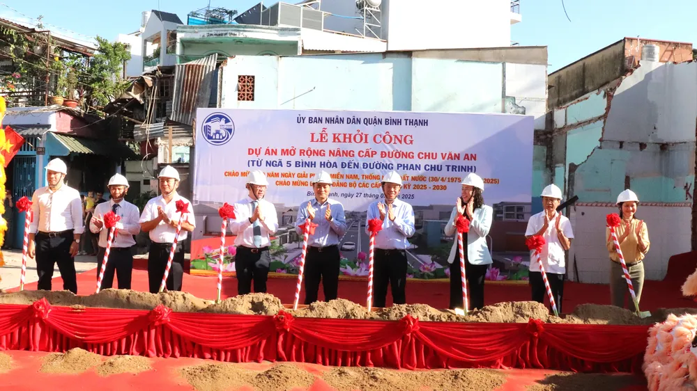 Phó Chủ tịch UBND TPHCM Bùi Xuân Cường cùng các đại biểu thực hiện nghi thức khởi công Công trình mở rộng nâng cấp đường Chu Văn An, sáng 27-2