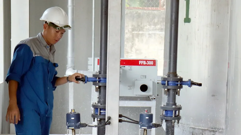 Nhân viên Nhà máy nước Tân Hiệp tại . Ảnh: ĐINH BÍCH