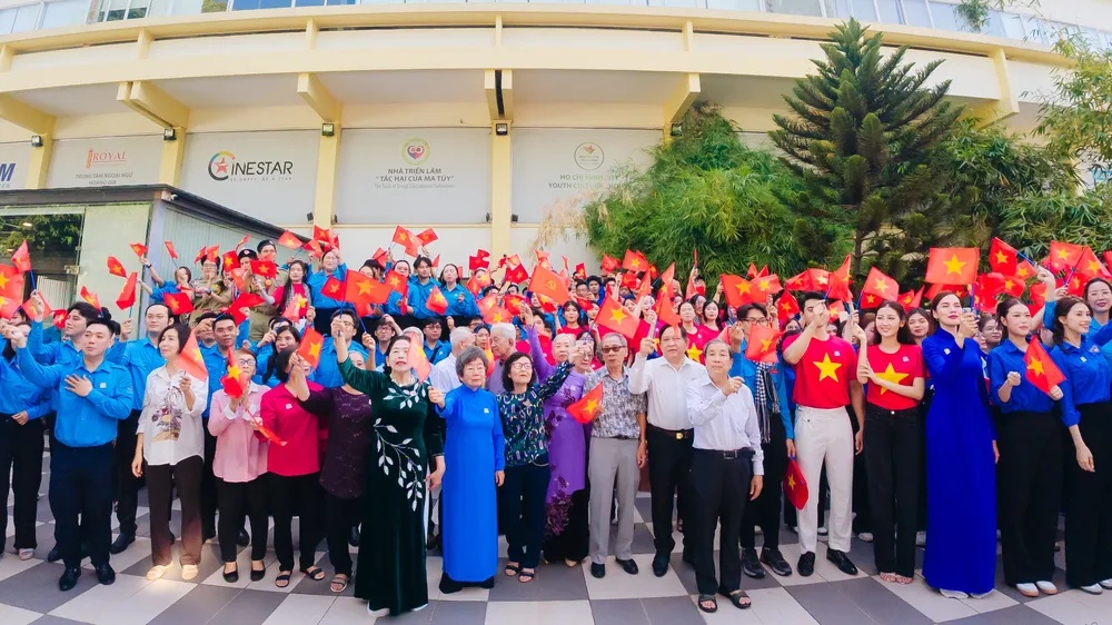 Hai thế hệ giơ cao lá Cờ Tổ quốc, hòa ca cùng nhau tại lễ chào cờ “Tôi yêu Tổ quốc tôi” ngày 24-4