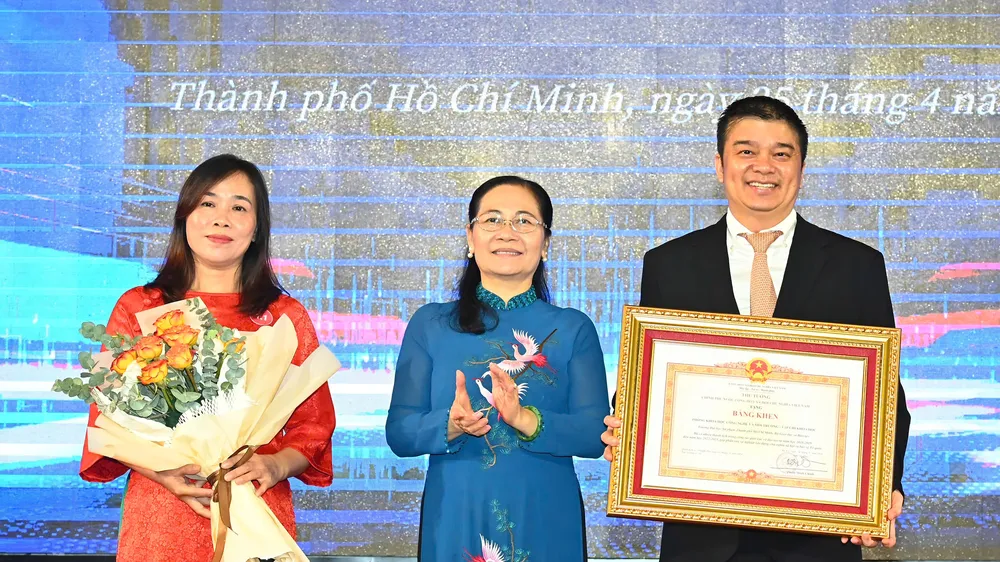 Đồng chí Nguyễn Thị Lệ, Phó Bí thư Thành ủy, Chủ tịch HĐND TPHCM trao Bằng khen của Thủ tướng Chính phủ đến tập thể. Ảnh VIỆT DŨNG
