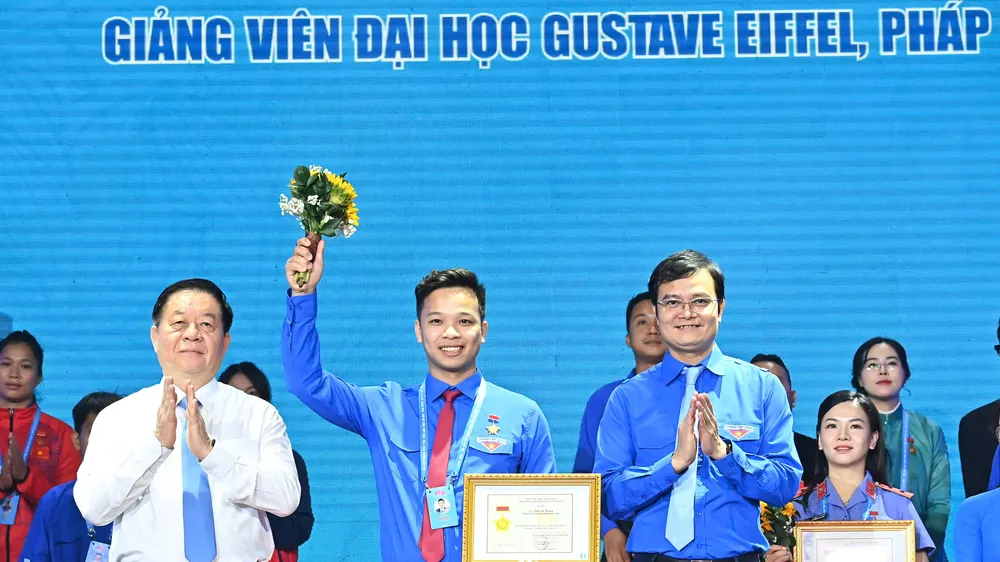 Trưởng Ban Tuyên giáo và Dân vận Trung ương Nguyễn Trọng Nghĩa và Bí thư Thứ nhất Trung ương Đoàn Bùi Quang Huy tuyên dương thanh niên tiên tiến tại đại hội. Ảnh: VIỆT DŨNG