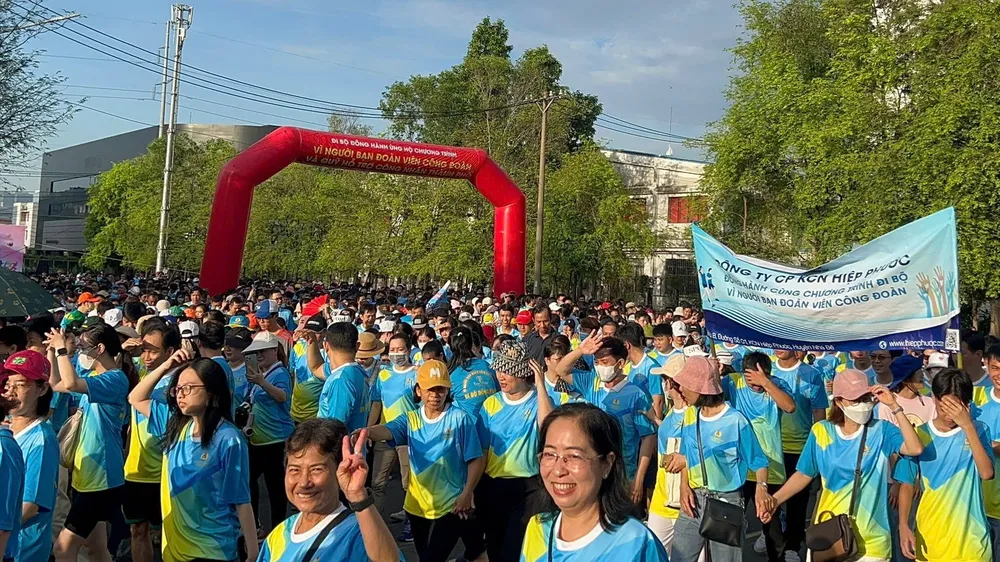 Hơn 2.000 công nhân, người lao động đi bộ 5 km góp quỹ hỗ trợ đồng nghiệp khó khăn