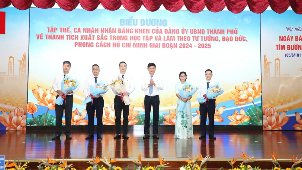 Tổng Giám đốc SAWACO Trần Quang Minh khen thưởng các tập thể, cá nhân nhận Giấy khen của Đảng ủy UBND TPHCM về thành tích xuất sắc trong học tập Bác, giai đoạn 2024 - 2025