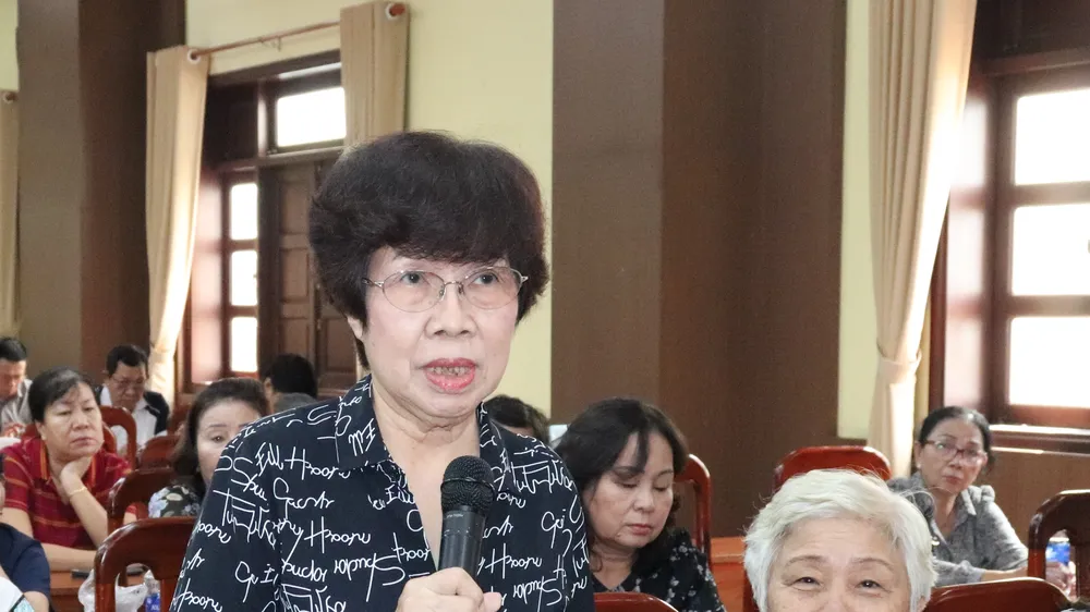 Cử tri quận 1 nêu ý kiến tại buổi tiếp xúc với Tổ ĐBQH đơn vị số 2