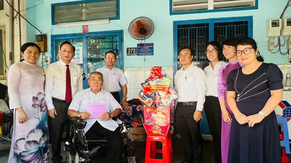 Đoàn đến nhà thăm, tặng quà gia đình thương binh, bệnh binh