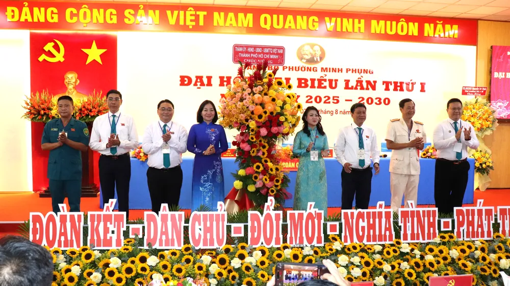 Phó Chủ tịch Thường trực Ủy ban MTTQ Việt Nam TPHCM Trương Thị Bích Hạnh tặng hoa của Thành ủy - HĐND - UBND - Ủy ban MTTQ Việt Nam TPHCM chúc mừng đại hội