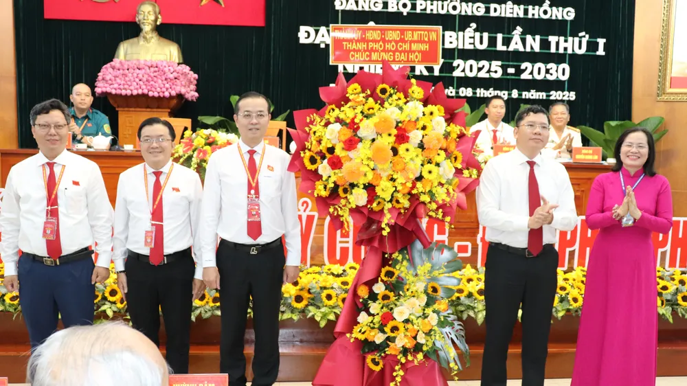 Phó Trưởng Ban Tuyên giáo và Dân vận Thành ủy TPHCM đồng chí Hoàng Nguyên Dinh tặng hoa của Thành ủy - HĐND - UBND - Ủy ban MTTQ Việt Nam TPHCM chúc mừng đại hội