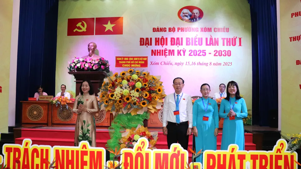 Đồng chí Trương Thị Bích Hạnh và Thiếu tướng Vũ Văn Điền tặng hoa của Thành ủy - HĐND - UBND - Ủy ban MTTQ Việt Nam TPHCM chúc mừng đại hội