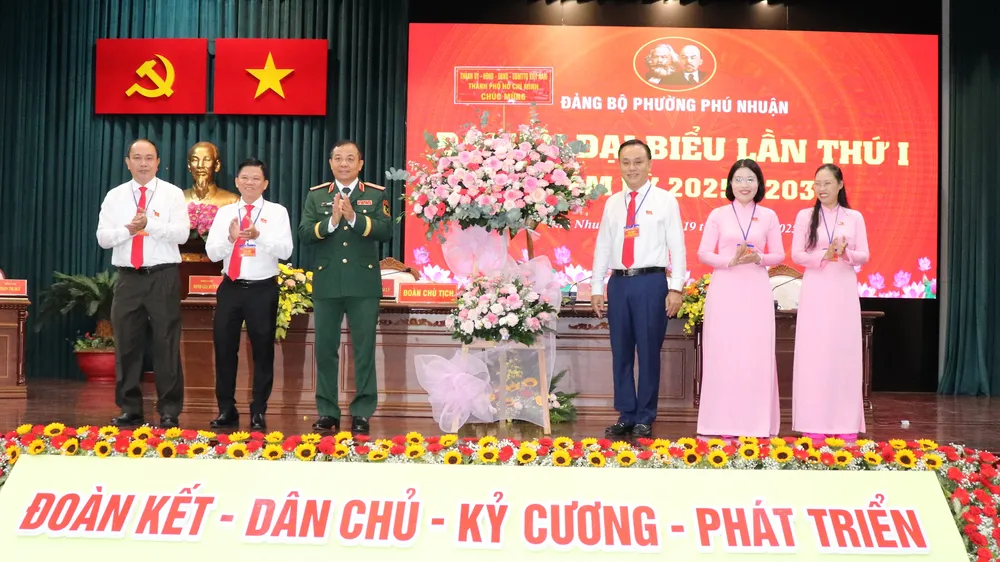 Thiếu tướng Vũ Văn Điền, Tư lệnh Bộ Tư lệnh TPHCM tặng hoa của Thành ủy - HĐND - UBND - Ủy ban MTTQ Việt Nam TPHCM đến đại hội