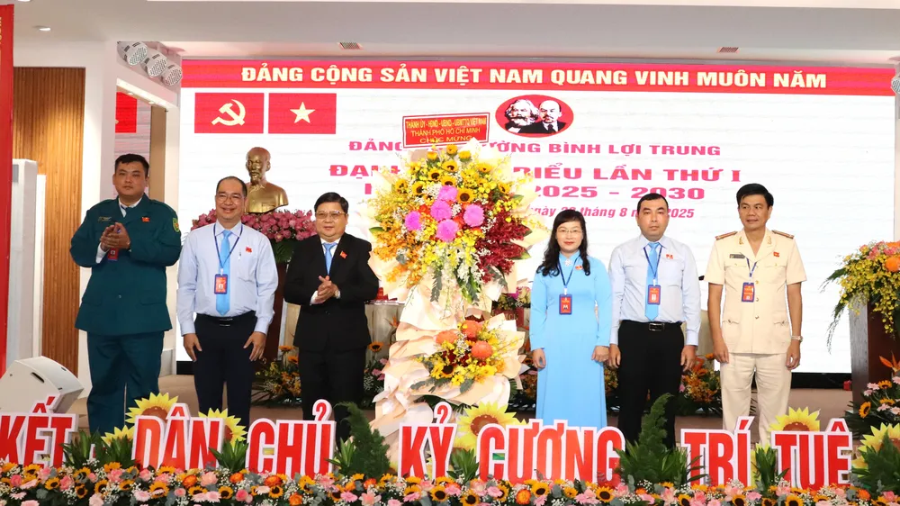 Đồng chí Nguyễn Chí Trung tặng hoa của Thành ủy - HĐND - UBND - Ủy ban MTTQ Việt Nam TPHCM chúc mừng đại hội