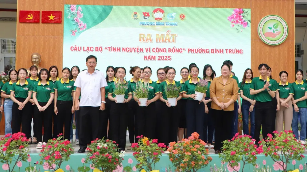 Trao tặng hoa cho các đơn vị để xây dựng công trình “Bình Trưng muôn sắc hoa”