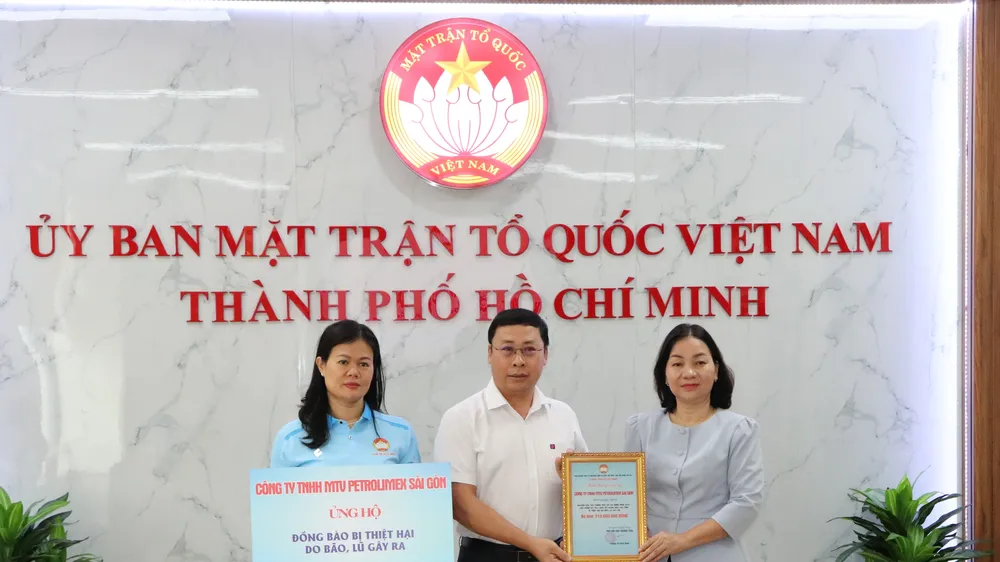Phó Chủ tịch Thường trực Ủy ban MTTQ Việt Nam TPHCM Trương Thị Bích Hạnh tiếp nhận hỗ trợ từ Công ty TNHH MTV Petrolimex Sài Gòn 
