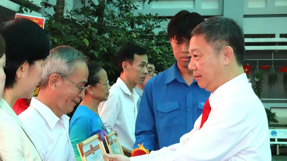 Trưởng ban Tuyên giáo và Dân vận Thành ủy TPHCM Dương Anh Đức biểu dương gia đình tiêu biểu tại ngày hội