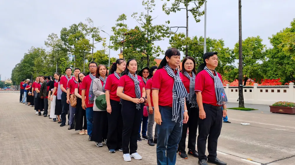 Đoàn cán bộ tuyên giáo – dân vận, lãnh đạo, phóng viên, biên tập viên tiêu biểu TPHCM vào Lăng viếng Bác. Ảnh: HOÀNG HÙNG