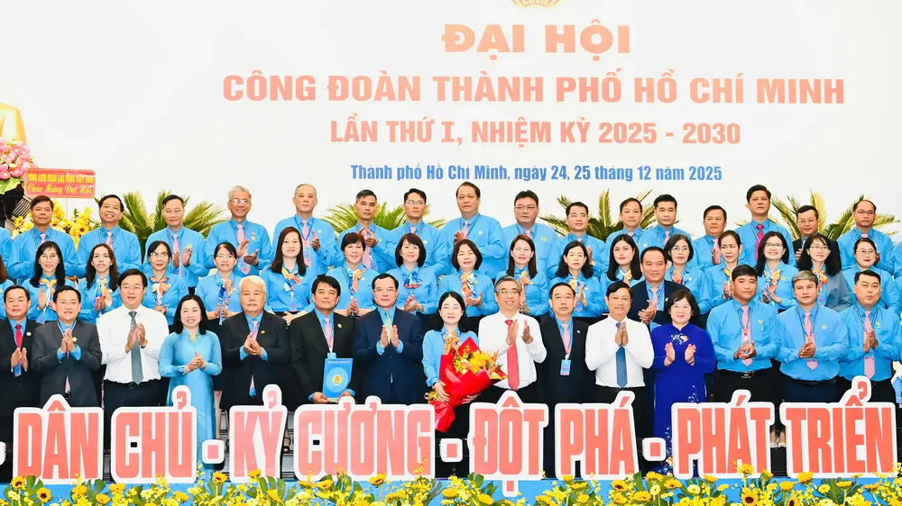 Lãnh đạo Tổng LĐLĐ Việt Nam và TPHCM chúc mừng Ban Chấp hành, Ban Thường vụ LĐLĐ TPHCM nhiệm kỳ mới. Ảnh VIỆT DŨNG