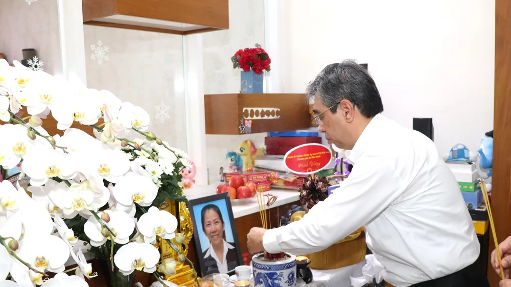 Lãnh đạo TPHCM thăm, động viên gia đình tình nguyện viên bị nạn tại Lào Cai