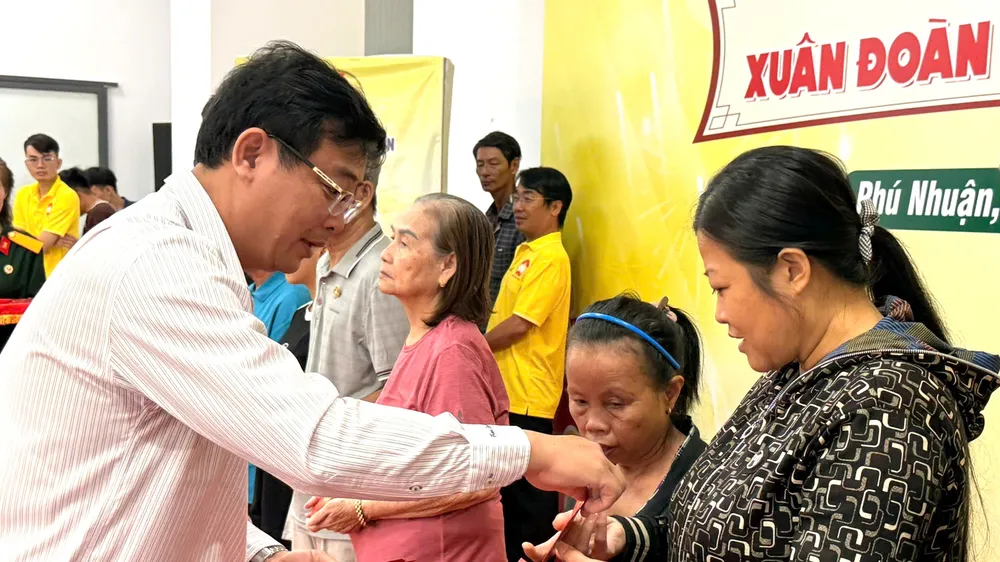 Trao quà tết đến người dân có hoàn cảnh khó khăn tại phường Phú Nhuận