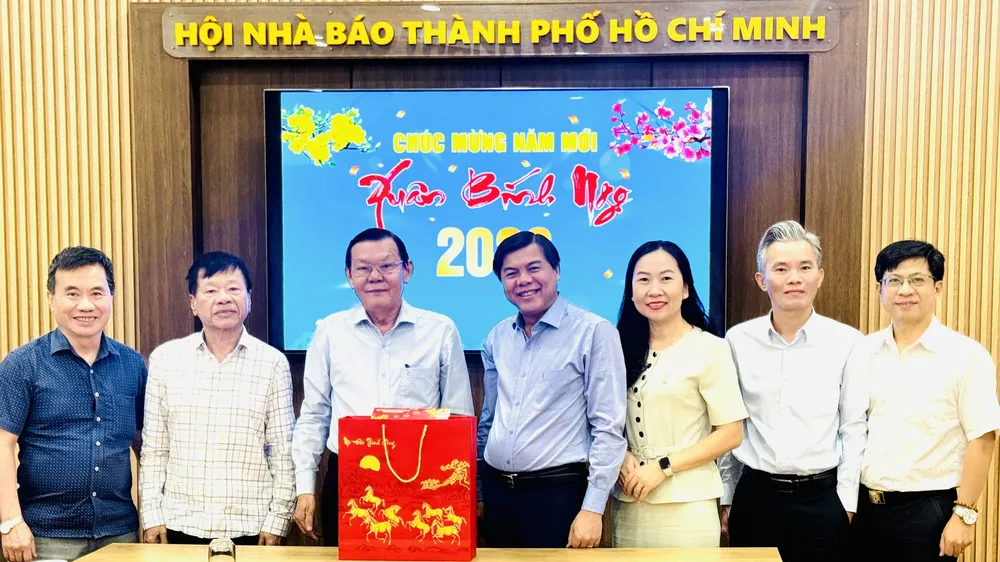 Đồng chí Tăng Hữu Phong cùng đoàn công tác đến thăm và chúc tết Hội Nhà báo TPHCM