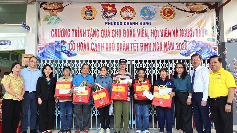 Niềm vui của người dân khó khăn tại phường Chánh Hưng khi nhận phần quà 