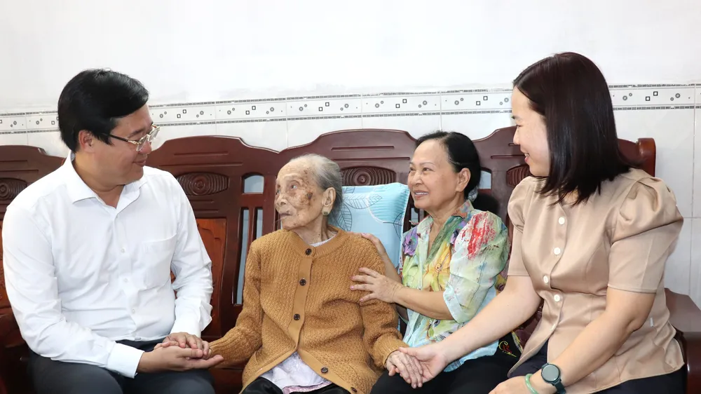 Phó Bí thư Thường trực Thành ủy TPHCM Lê Quốc Phong thăm hỏi, chúc tết Mẹ Việt Nam Anh hùng Nguyễn Thị Lai. Ảnh: THÁI PHƯƠNG
