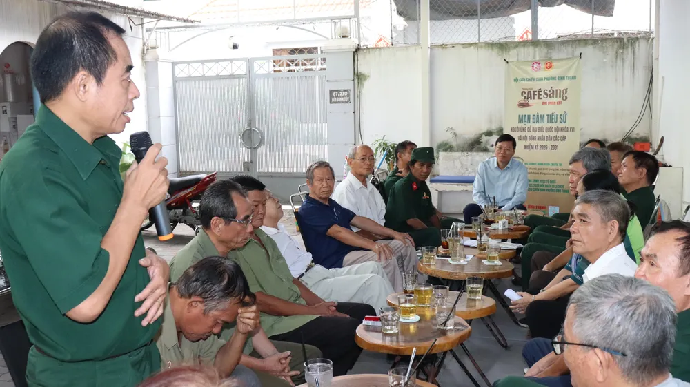 Các cử tri là cựu chiến binh phường Bình Thạnh trao đổi ý kiến tại buổi mạn đàm sáng 28-2