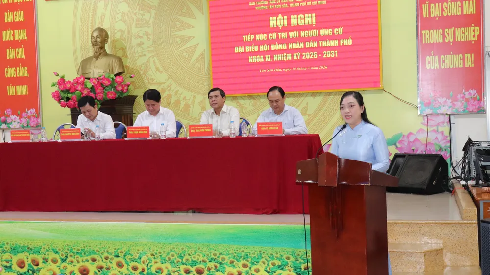 Ứng cử viên ĐB HĐND TPHCM tiếp xúc cử tri phường Tân Sơn Hòa chiều 10-3. Ảnh: THÁI PHƯƠNG
