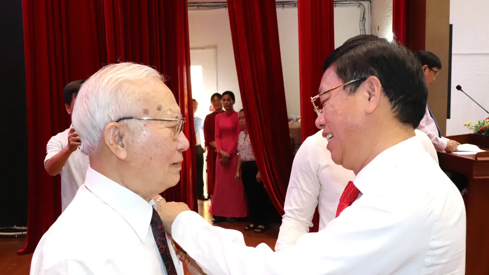 Bí thư Đảng ủy phường Bình Thạnh Vũ Ngọc Tuất trao Huy hiệu 75 năm tuổi Đảng đến đảng viên Nguyễn Dũng Đạt 