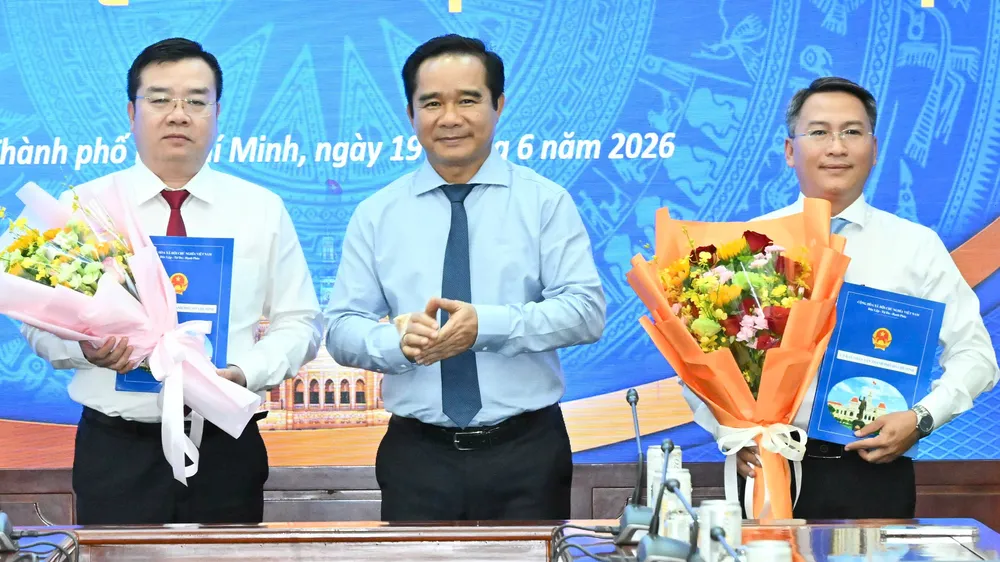 Đồng chí Nguyễn Văn Được trao quyết định tiếp nhận, bổ nhiệm đồng chí Nguyễn Tấn Phát và quyết định điều động đồng chí Nguyễn Văn Đồng. Ảnh: VIỆT DŨNG