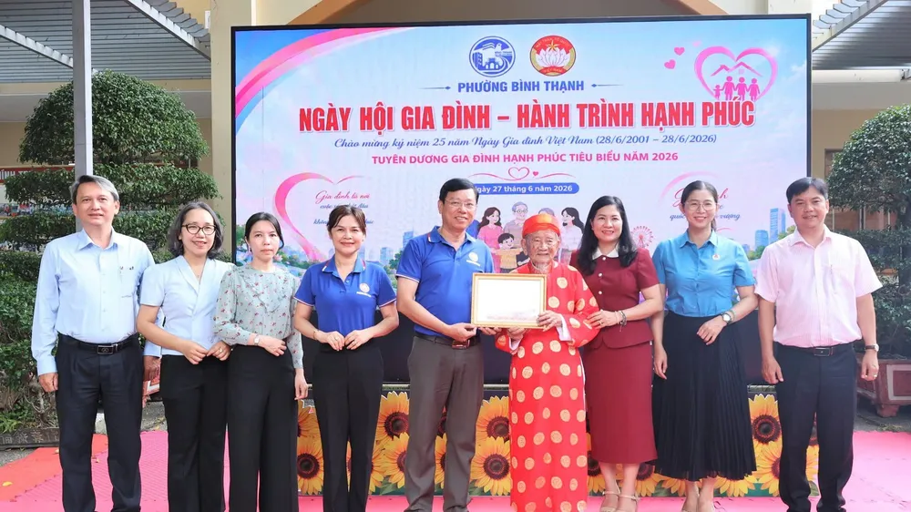 Lãnh đạo phường Bình Thạnh trao bằng tuyên dương gia đình cụ Nguyễn Đình Tư 106 tuổi