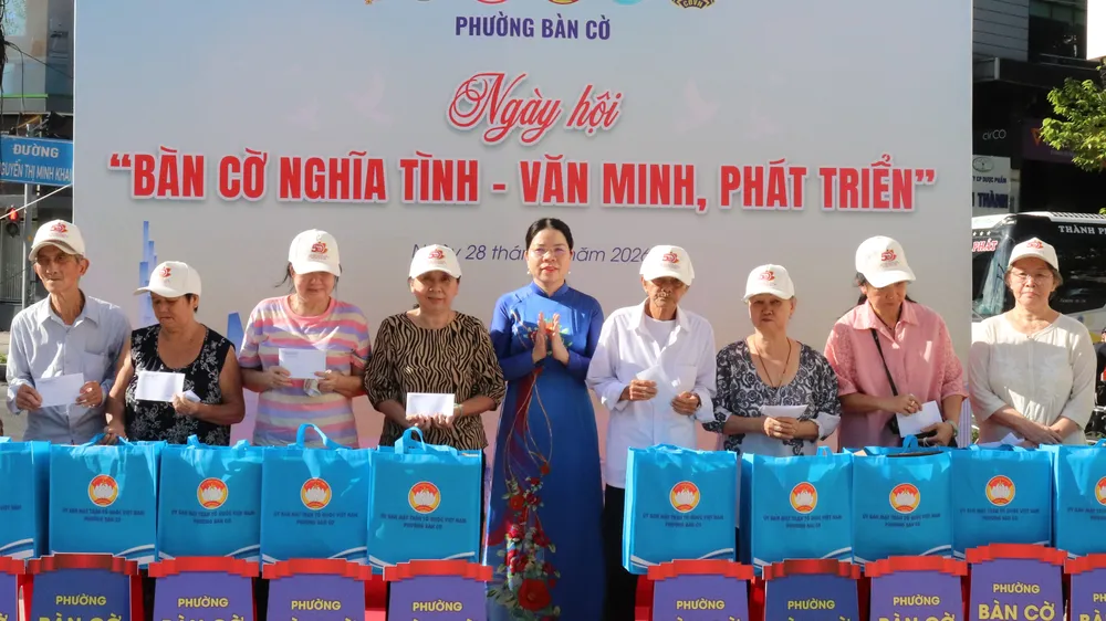 Chủ tịch Hội LHPN TPHCM Nguyễn Thị Ngọc Xuân trao quà đến người dân khó khăn tại phường Bàn Cờ