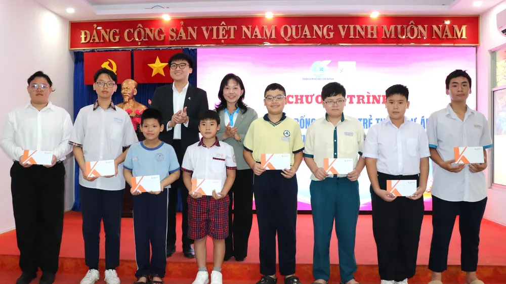 Dự án “Tự lực vì chính tôi” trao học bổng đến trẻ mồ côi tại TPHCM