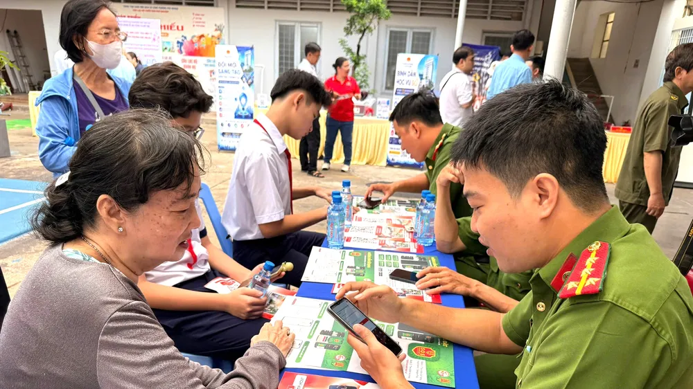 Người cao tuổi được hỗ trợ cài đặt tài khoản định danh điện tử VneID mức 2 tại ngày hội