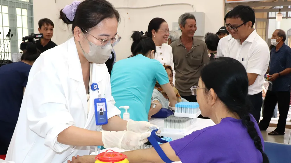 Người dân phường Bình Quới khám sức khỏe sáng 21-7