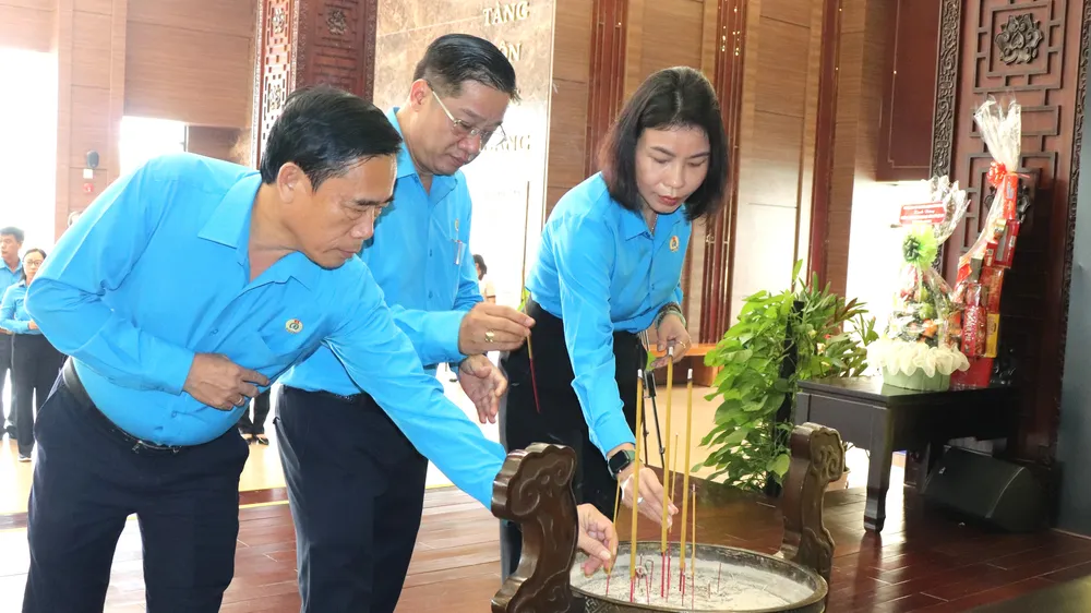 Cán bộ Công đoàn TPHCM dâng hương tưởng nhớ Chủ tịch Tôn Đức Thắng tại Bảo tàng Tôn Đức Thắng