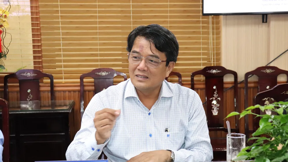 Chủ tịch Liên đoàn Lao động TPHCM Bùi Thanh Nhân trao đổi tại buổi họp Hội đồng xét duyệt Giải thưởng Tôn Đức Thắng lần thứ 26