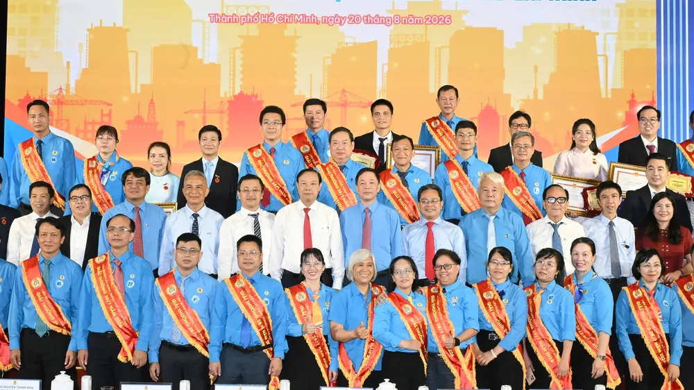 Các đại biểu chụp hình lưu niệm cùng các gương được trao Giải thưởng Tôn Đức Thắng và Giải thưởng 28-7. Ảnh: VIỆT DŨNG