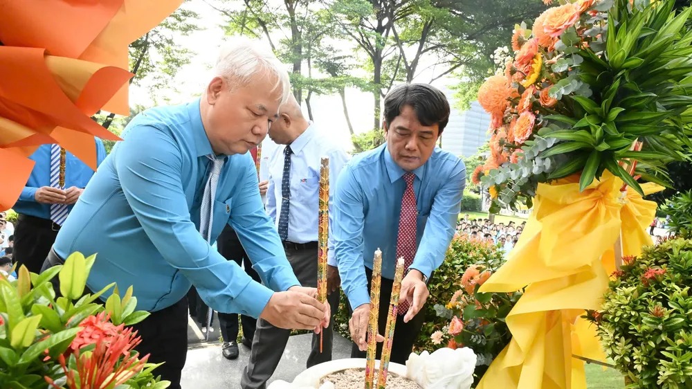 Chủ tịch Liên đoàn Lao động TPHCM Bùi Thanh Nhân dâng hương tưởng nhớ Bác Tôn tại tượng đài Chủ tịch Tôn Đức Thắng. Ảnh: VIỆT DŨNG
