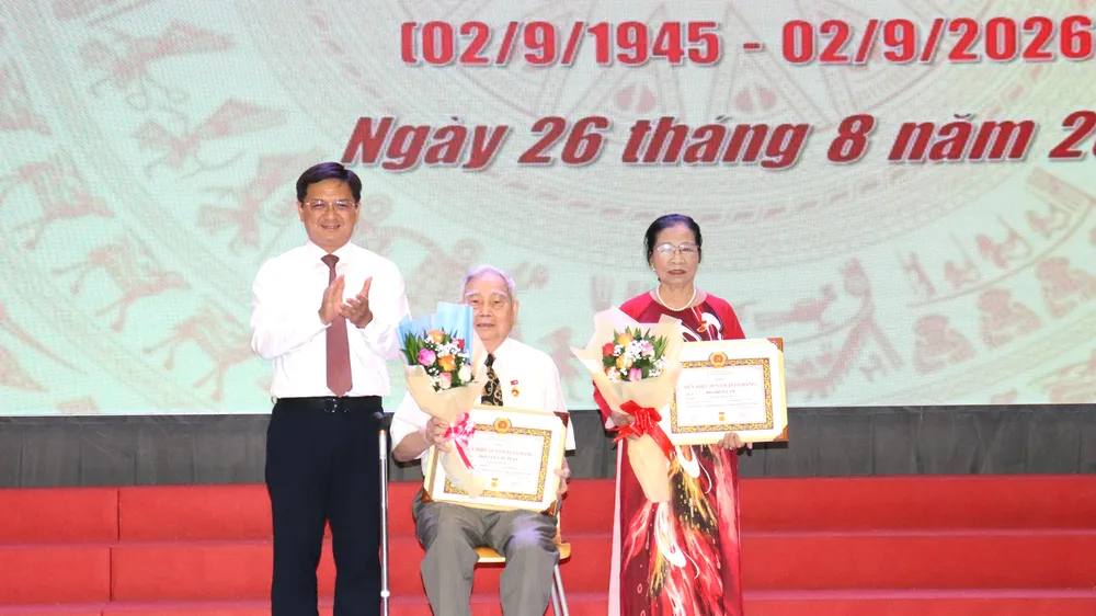 Phó Chủ tịch UBND TPHCM Nguyễn Mạnh Cường trao Huy hiệu Đảng đến đảng viên cao tuổi Đảng phường Bình Lợi Trung
