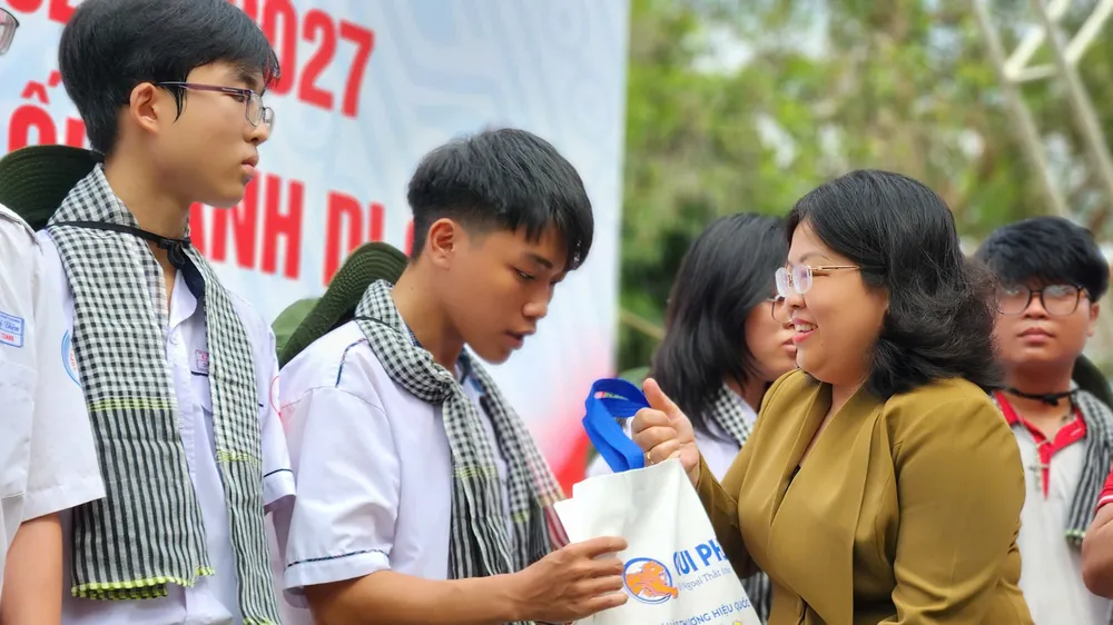 Trao trợ cấp học tập đến học sinh khó khăn tại Ngày hội Sơ cấp cứu