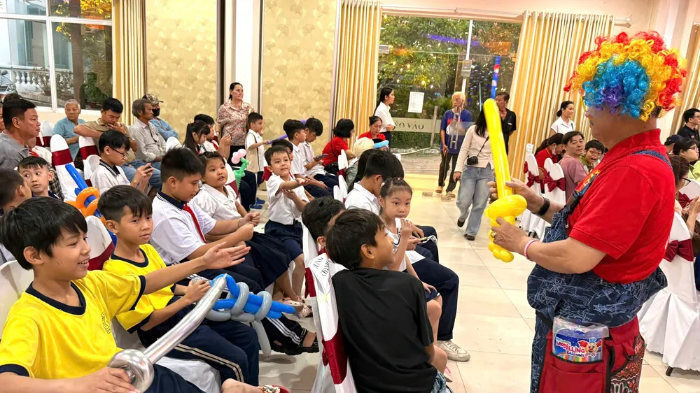 Các em tham gia chương trình “Mùa trăng yêu thương 2026” nhận quà từ chú hề