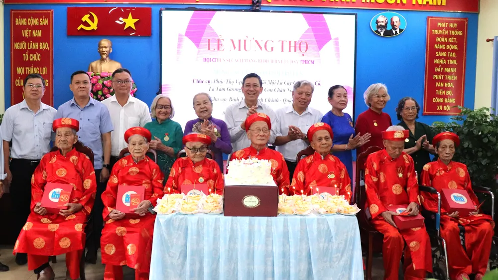 Hội Chiến sĩ cách mạng bị địch bắt tù đày TPHCM, lãnh đạo phường Bình Trị Đông chúc mừng các cụ cao niên. Ảnh: THÁI PHƯƠNG