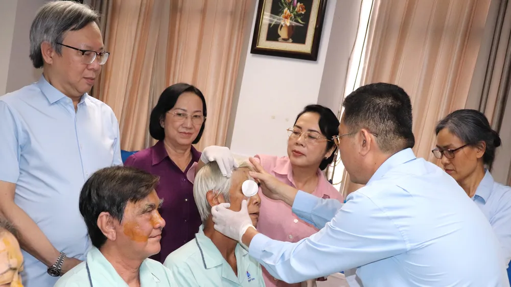Bác sĩ Bệnh viện Mắt TPHCM thăm khám bệnh nhân sau mổ mắt. Ảnh: THÁI PHƯƠNG